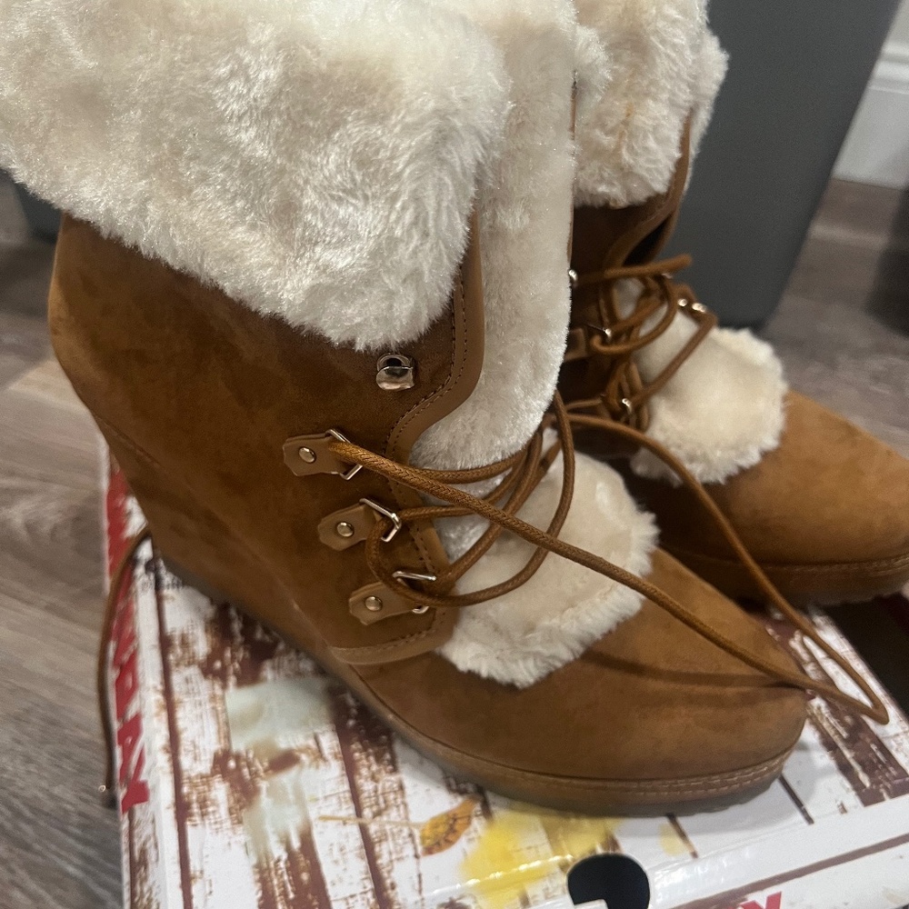Women’s boots size 10 new